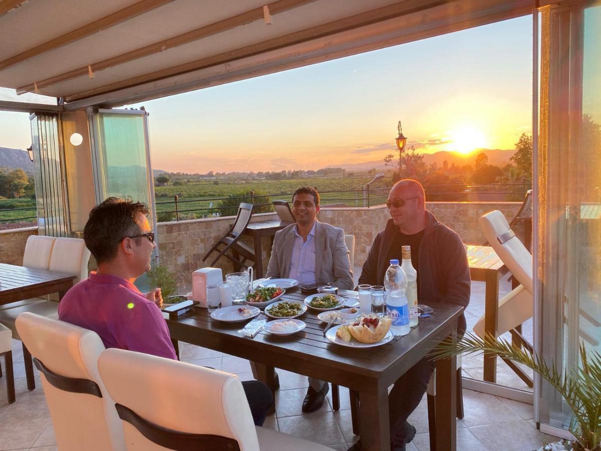 מלון Rebetika & Bistro