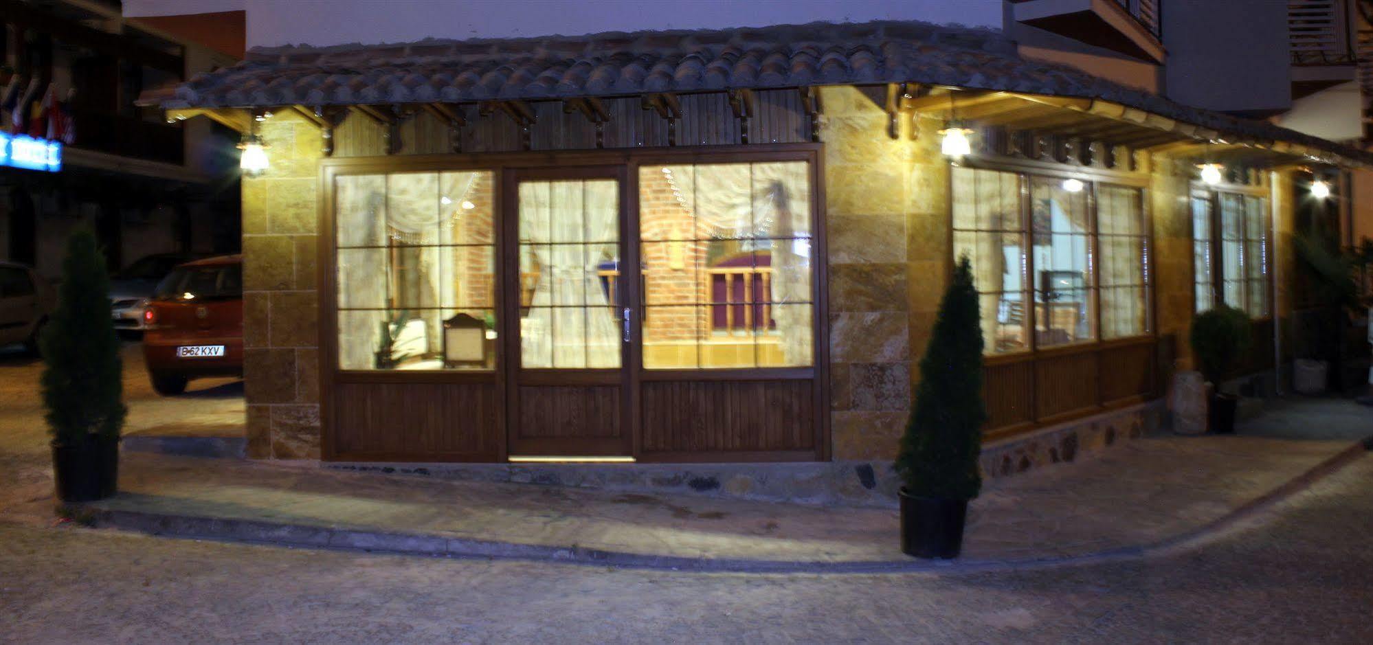 Rebetika & Bistro מלון סלצ'וק