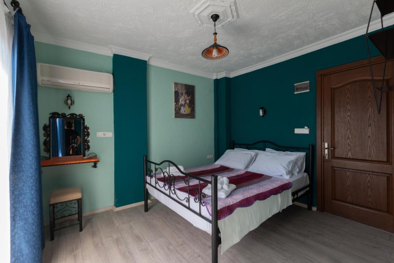 Отель Rebetika & Bistro 3*